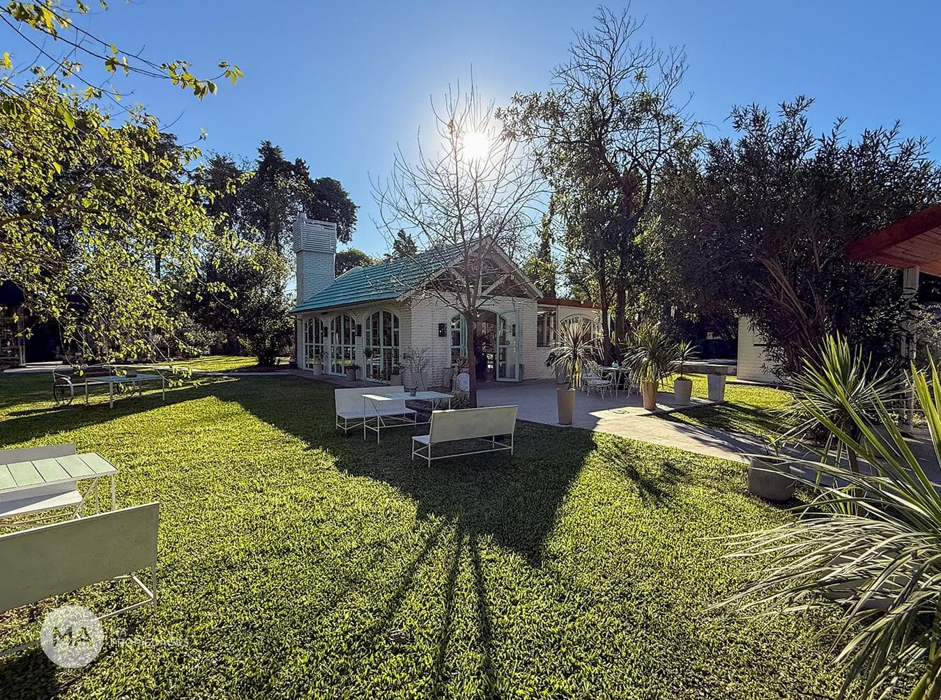 Local 219 m2 más Jardín - Houssay 1600 - Funes | Alquiler - 1