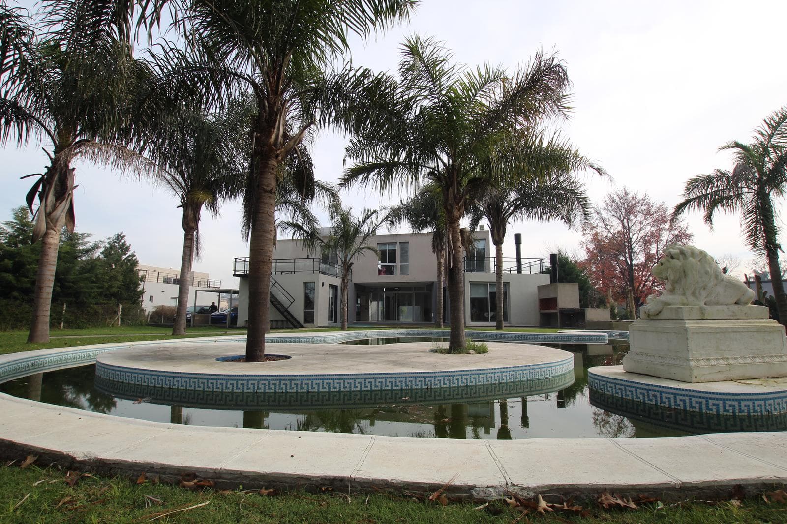 Casa en Club de campo Las Perdices, con cochera para 10 autos en Virrey del pino !!! - 1