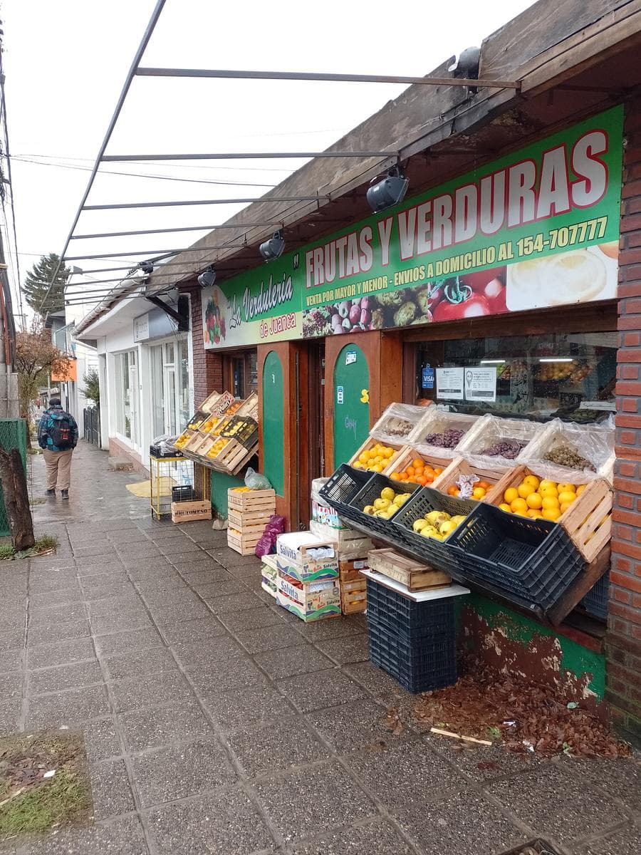 Excepcional terreno con local y viviendas en Gallardo al 500 - 1