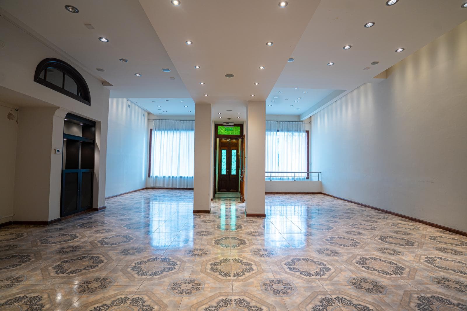 VENTA/PERMUTA - Local comercial totalmente equipado listo para eventos o desarrollos comerciales - Centro, Cañada de Gomez - 1