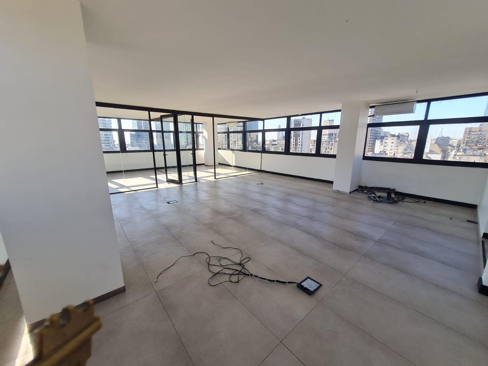 VENTA OFICINA Y 3 COCHERAS en Microcentro - 1