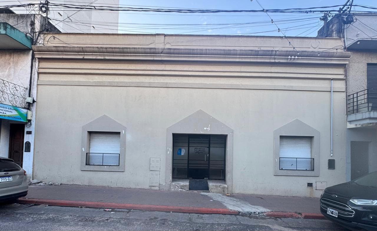 Propiedad ideal para construcción de locales, consultorios, hostel, oficinas, edificio y muchas alternativas más.- - 1