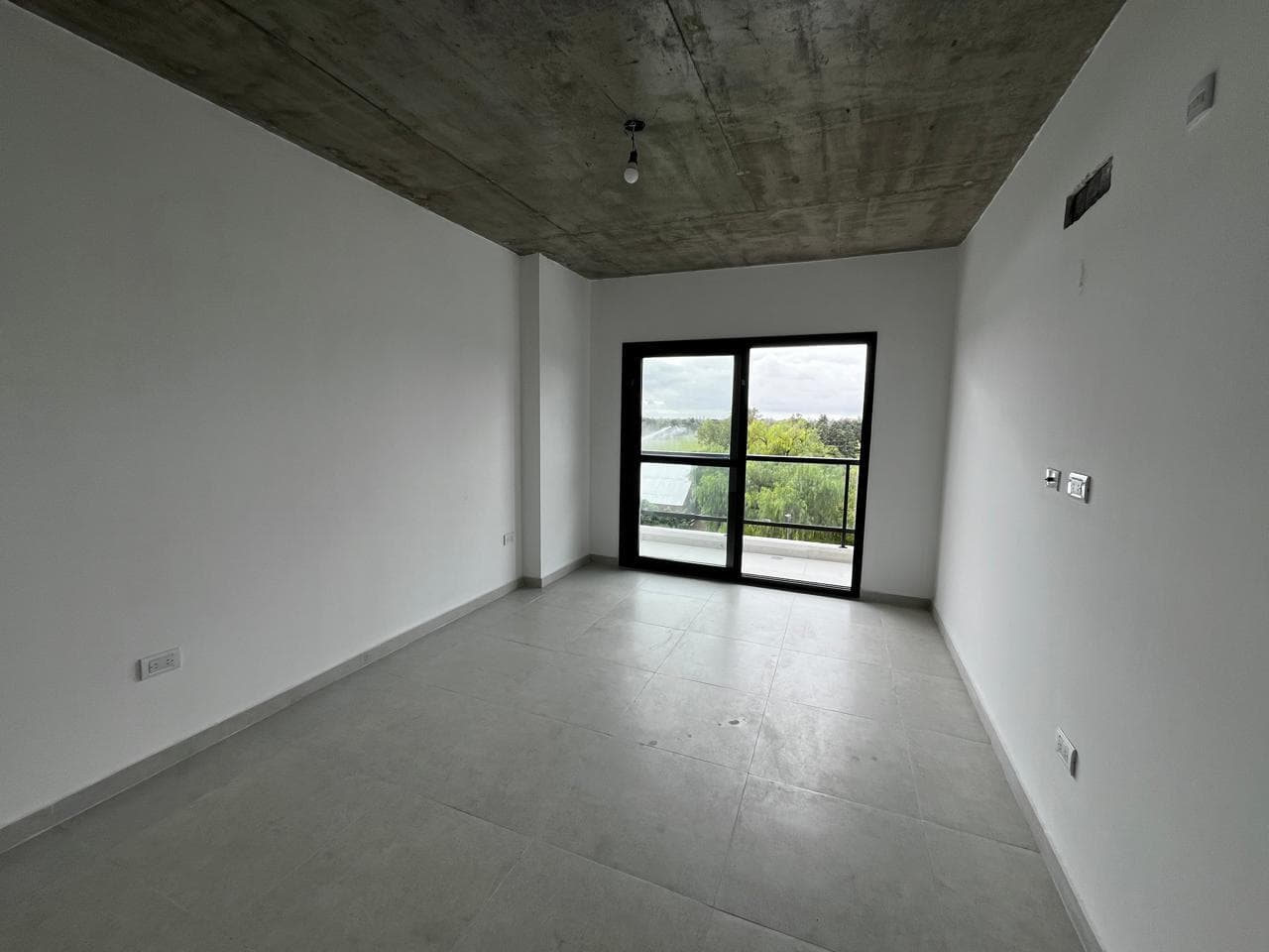 Venta de Oficina mas cochera en Hurlingam - 1