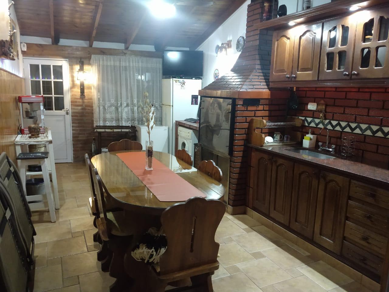 Dúplex en Caseros con lote de 45 metros de largo cochera quincho pileta y parque - 1