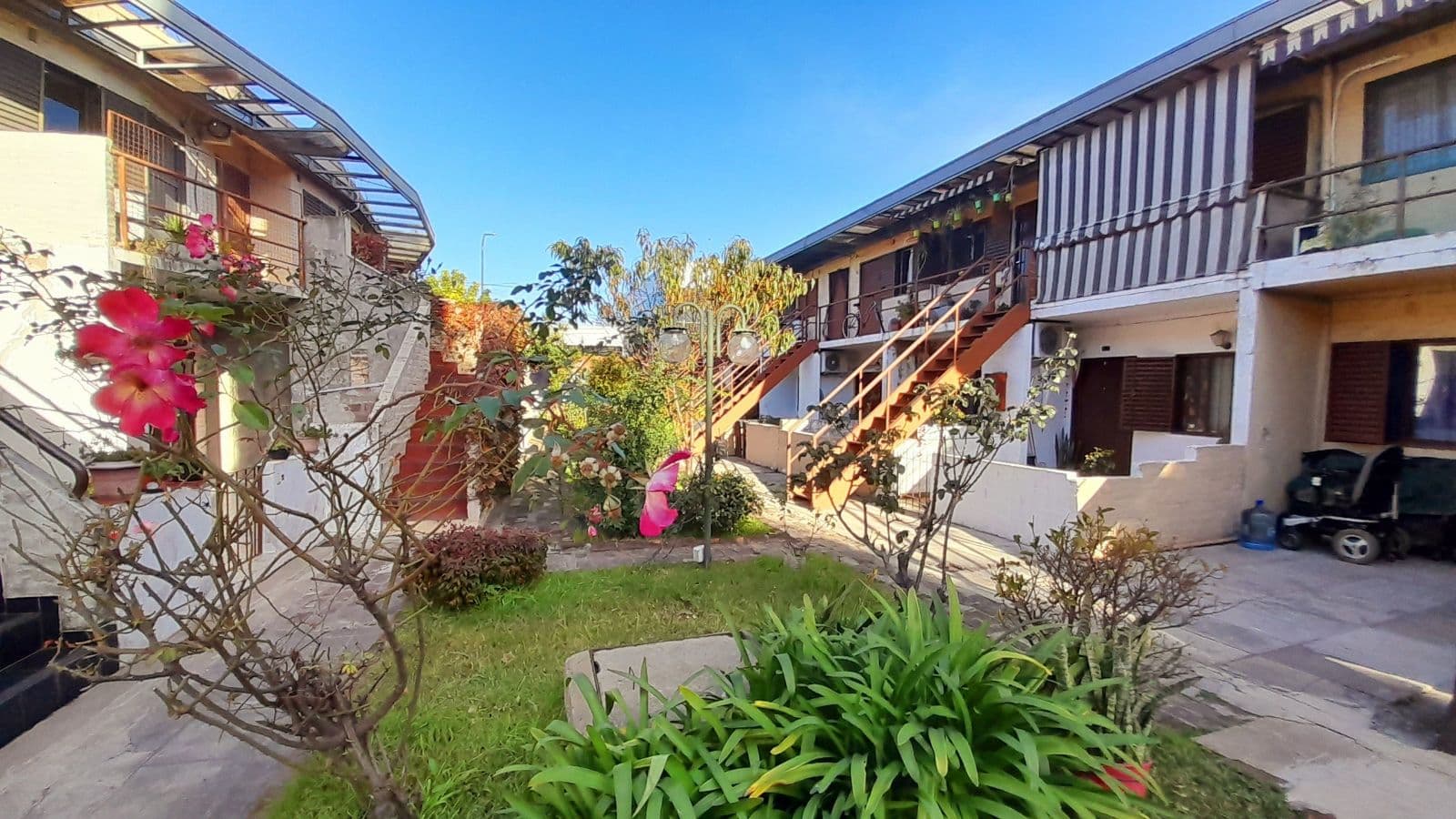 Departamento al Frente 3 amb con Cochera cubierta en Complejo con jardines! - 1