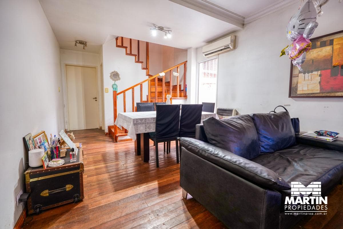 Casa Dúplex en venta en Olivos 4 ambientes, baño y toilette, jardín con quincho y cochera. - 1