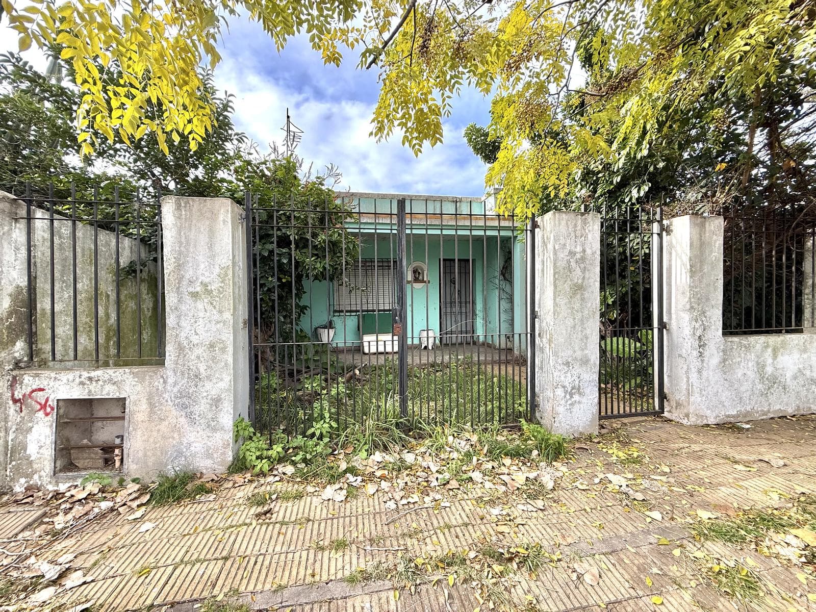 Casa para reciclar o refaccionar en Amplio Terreno - 1