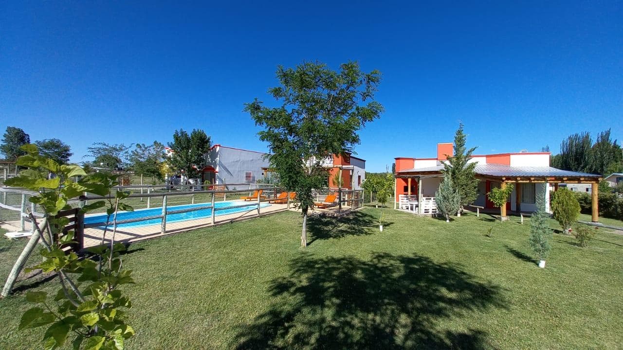 Complejo de cabañas con vista a la montaña . - 1