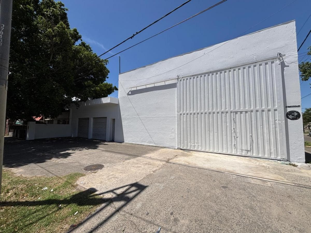 Galpón oficina comercial sobre Bv Oroño - Permuta- Financiación - 1