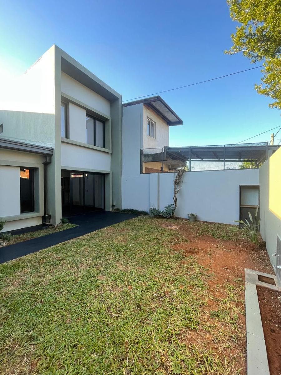 Casa de 3 dormitorios con pileta - 1