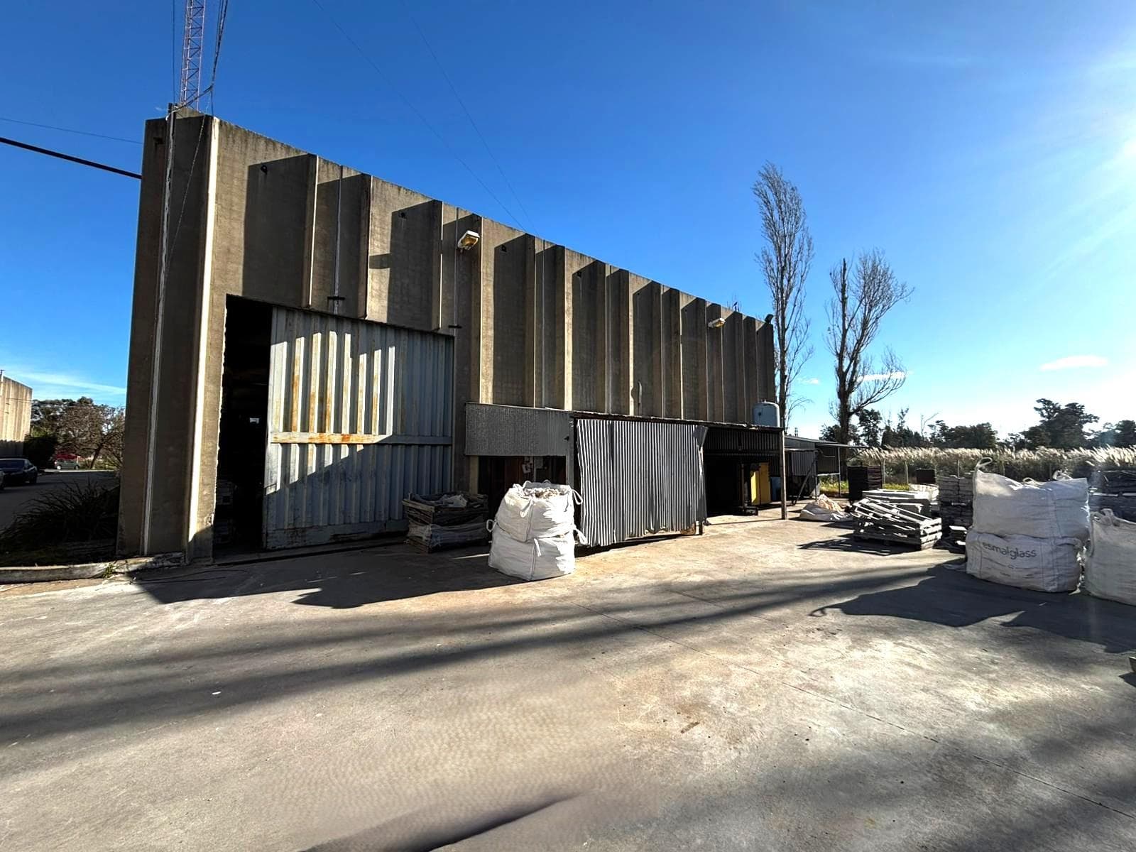 Galpón / deposito en 2.000 m2 cubiertos sobre ruta 2 Abasto - La Plata - Alquiler - 1