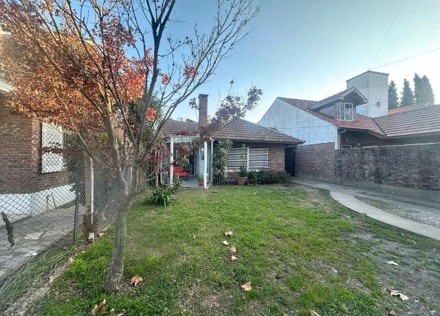 Excelente Casa en Adrogué: 3 Dormitorios, Pileta y Espacios Amplios. - 1