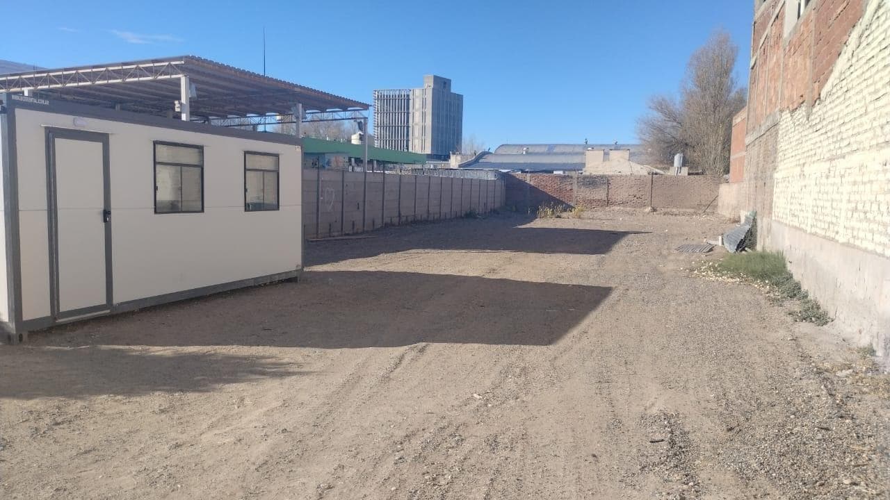 ALQUILER - TERRRENO 15 X 55 CON OFICINA - NEUQUÉN CAPITAL. - 1