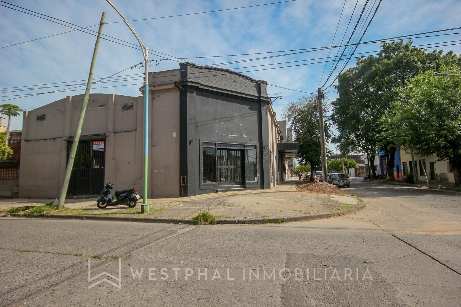 Galpón con Showroom en Imponente Esquina Comercial - 1