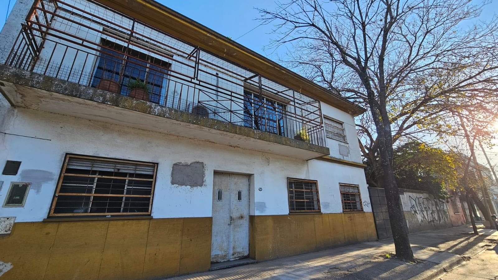 Venta de lote 1096 m2 con galpón, oficinas, vivienda, parque, quincho y piscina - 1