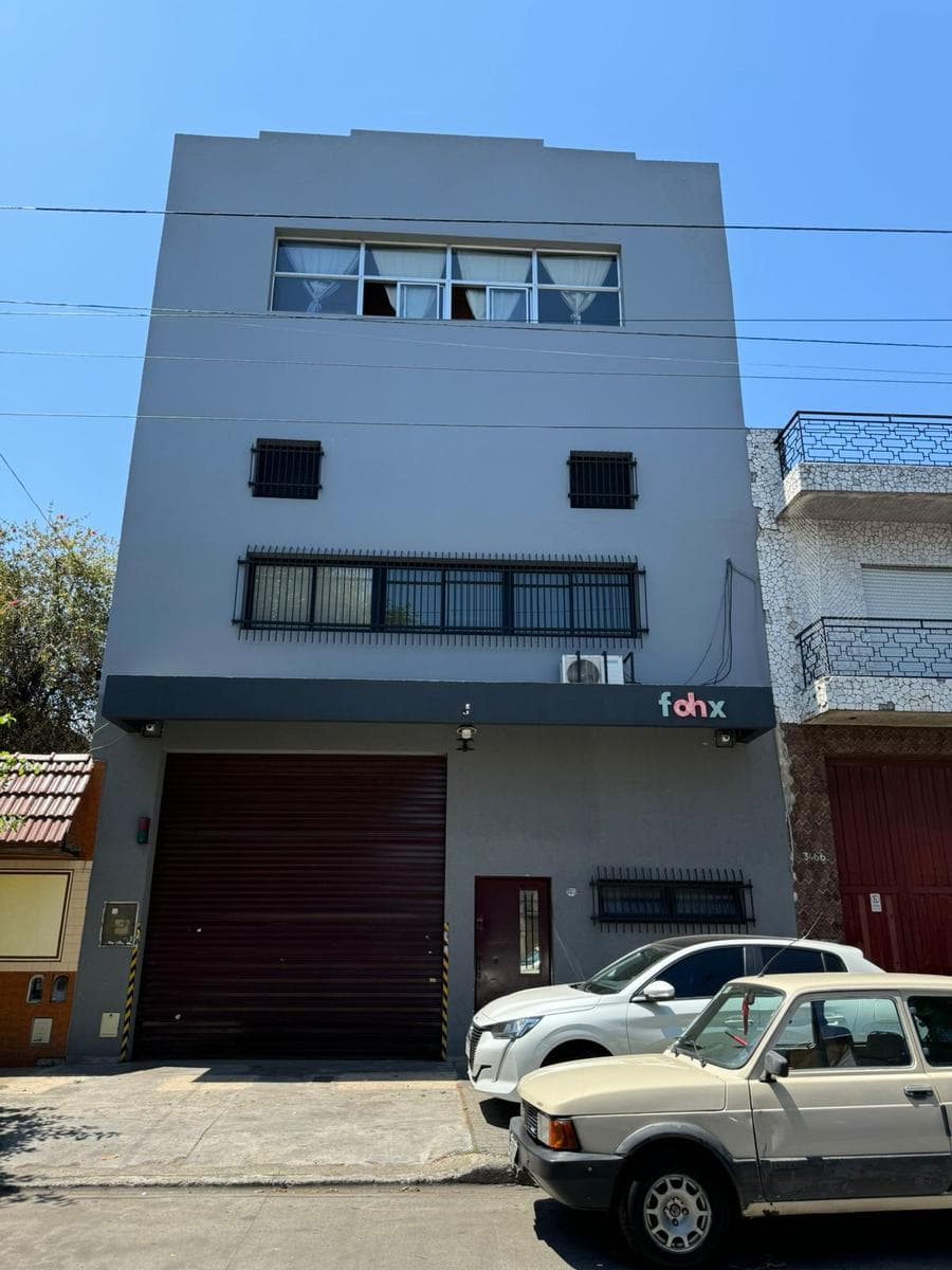 Galpón Industrial de 579 m² en 3 plantas - Oficinas - baños y vestuarios - Montacarga - Pompeya - 1