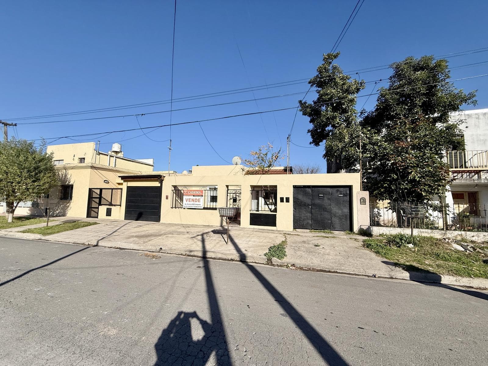 Casa 2 Dúplex en Venta. Ideal para vivir y alquilar. Patios. Cocheras. Centro Zárate - 1
