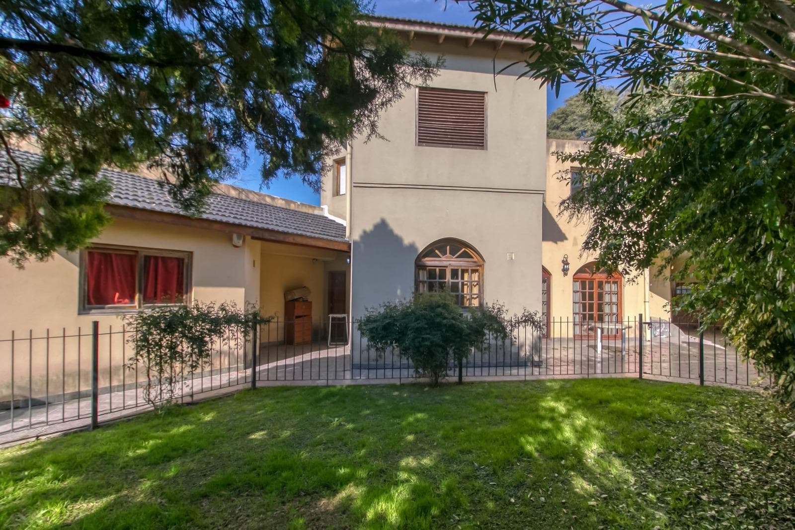 Casa de 3 dormitorios y escritorio , parque y pileta - 1