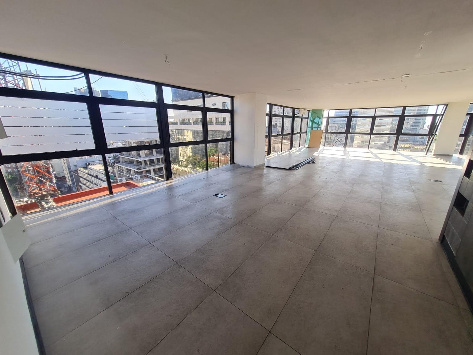 VENTA OFICINAS PISO COMPLETO Y 5 COCHERAS en Microcentro - 1