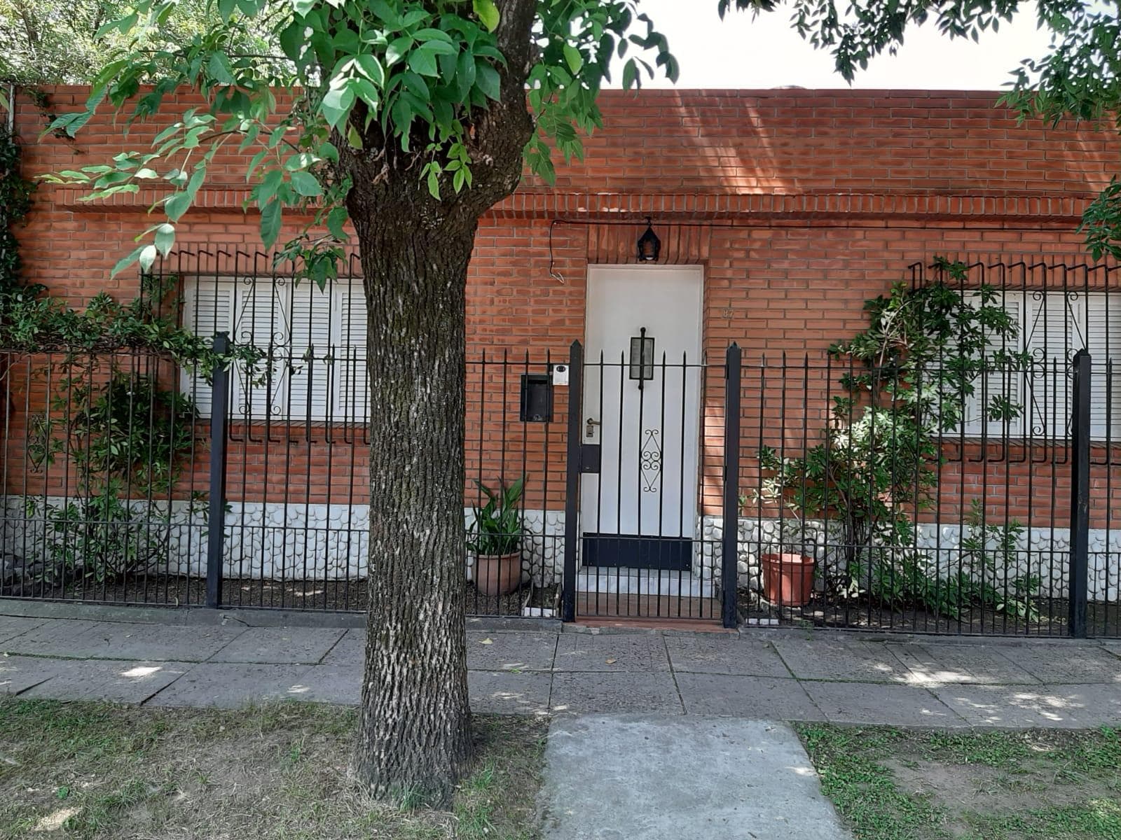Muy linda casa toda en una sola planta - 1