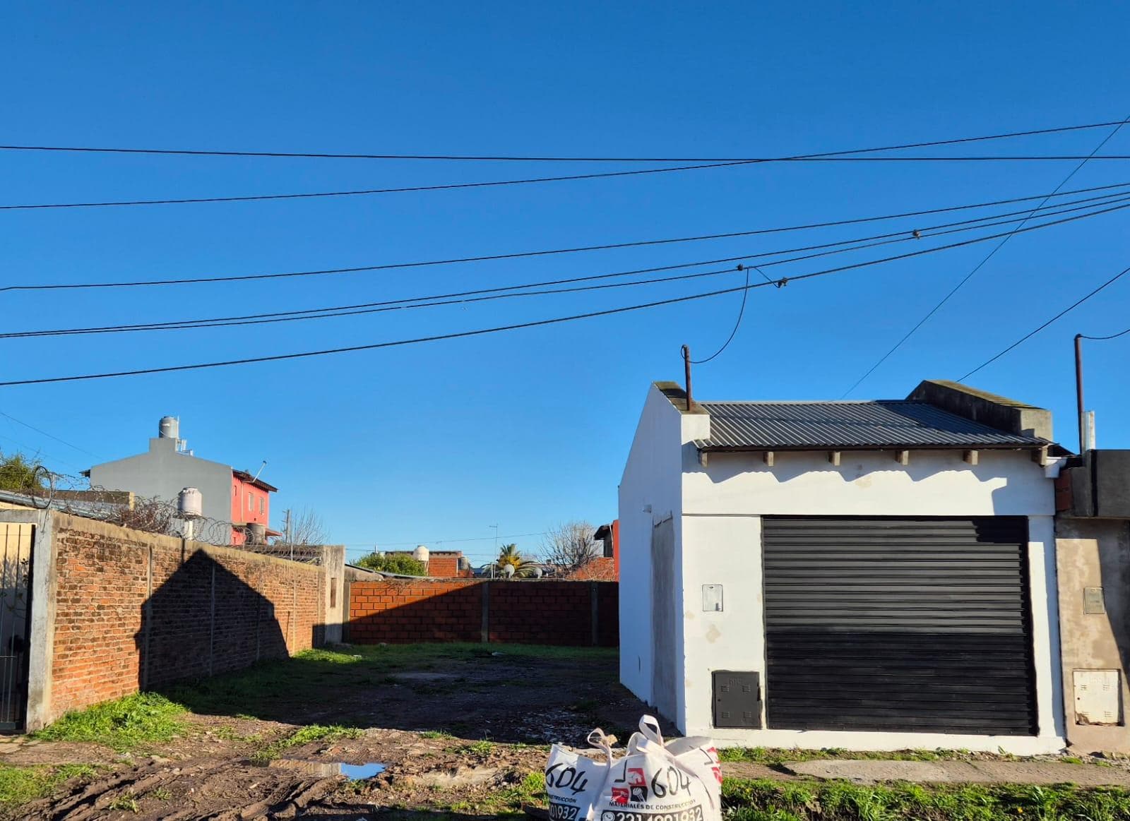 Terreno con edificación de 26 m² en venta – Servicios completos, zona urbana consolidada - 1