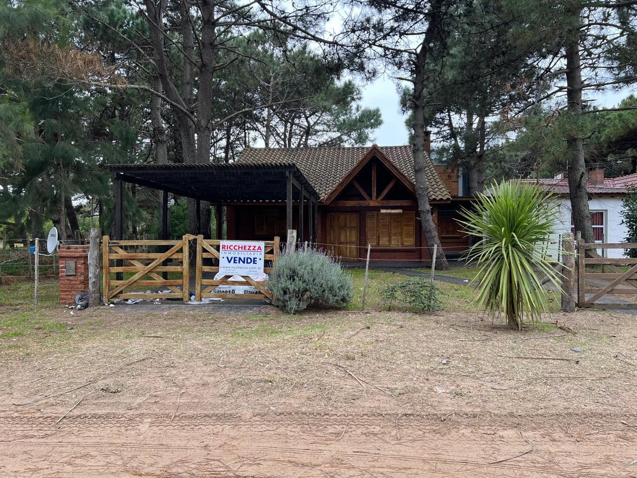 HERMOSO CHALET CUATRO AMBIENTES DOS DEPARTAMENTOS DOS Y 1/2 AMBIENTES - 1