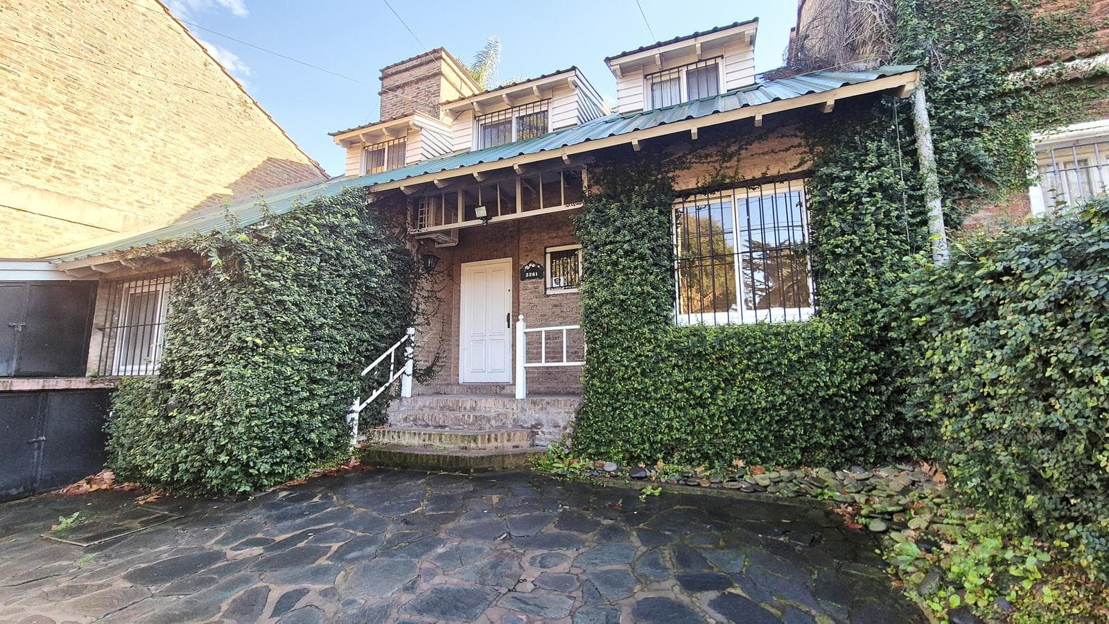 VENTA CASA 5 AMBIENTES PILETA JARDIN COCHERA PARRILLA LOMAS SAN ISIDRO - 1