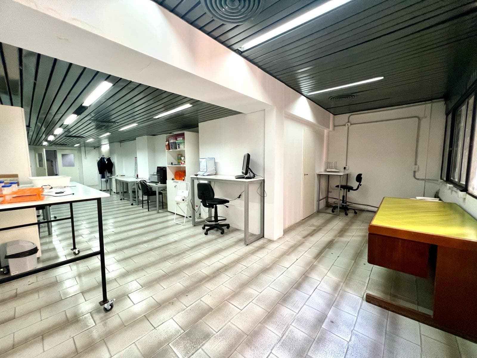 Local en Zeballos al 2000 - 306 m2 - 1