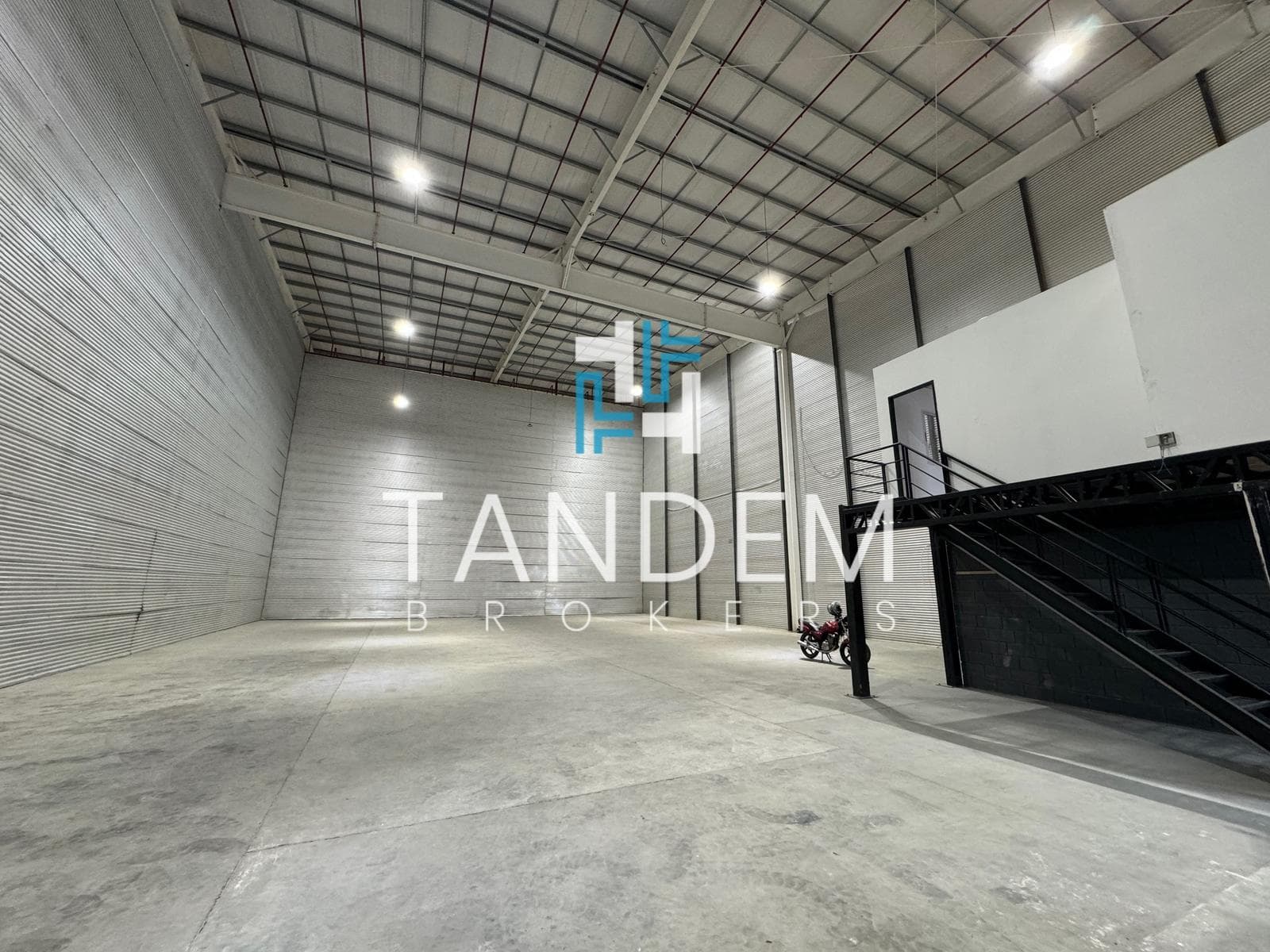 Alquiler Galpón AAA con oficina en predio con vigil. 24 hs! - 1