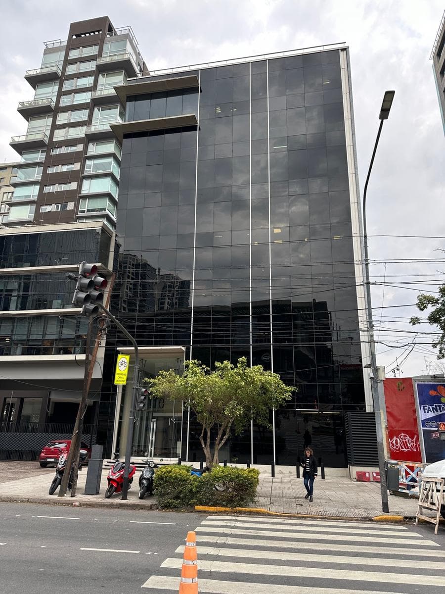 Alquiler de oficina de 296 m2 en Vicente López - 1