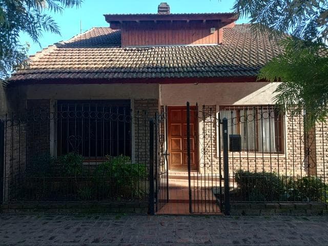 CASA EN VENTA EN ZONA URBANA DE MARCOS PAZ - 1