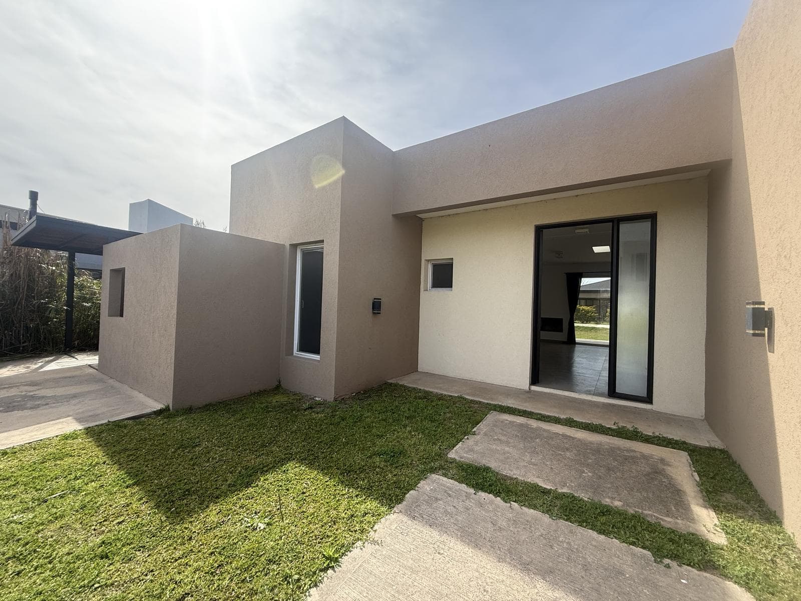 Casa en venta y alquiler anual sobre lote interno con pileta en Puerto el Cantón - 1