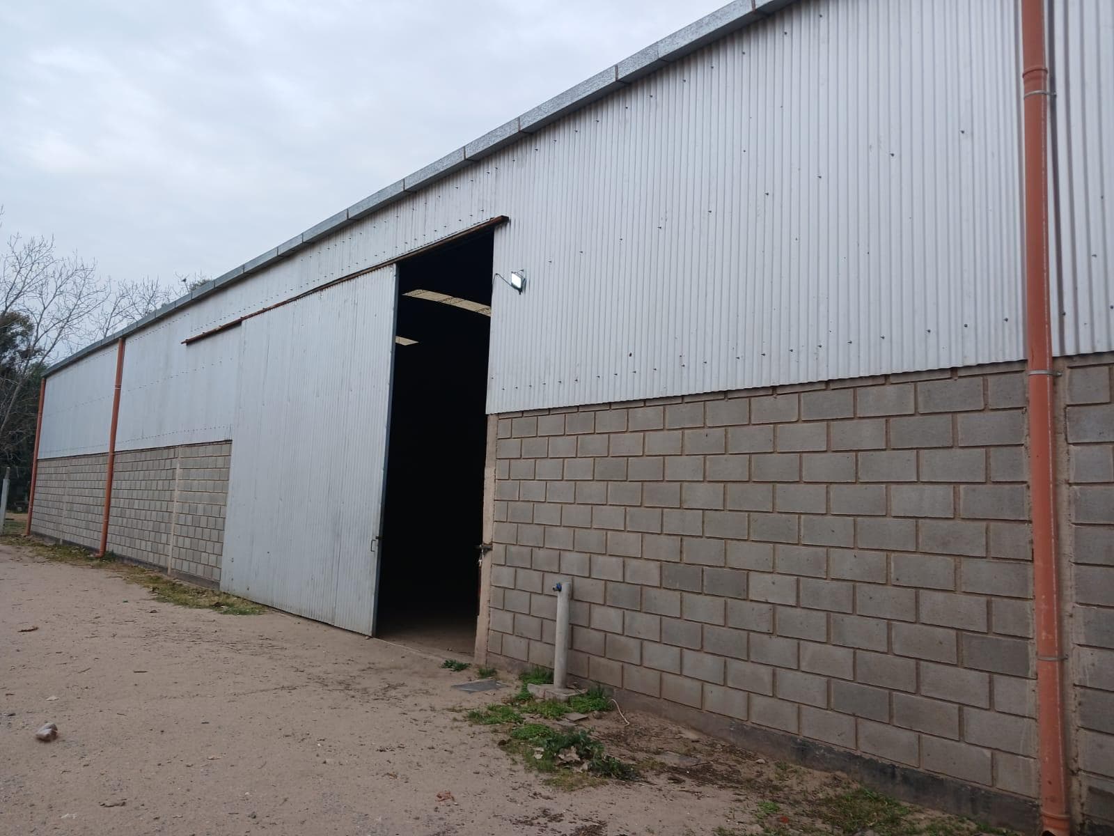 Galpón oficinas 600 mts Av. Japón - buenos accesos - 1