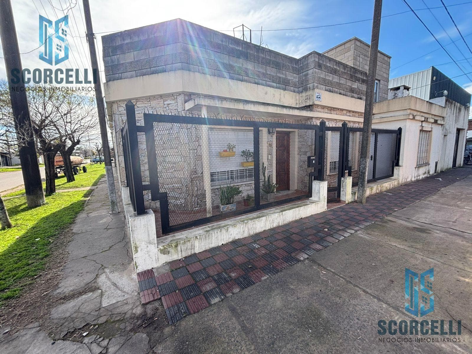 Dos casas en lote de 555 m2/ amplio Jardín, galería, terraza, parrilla y garage! - 1