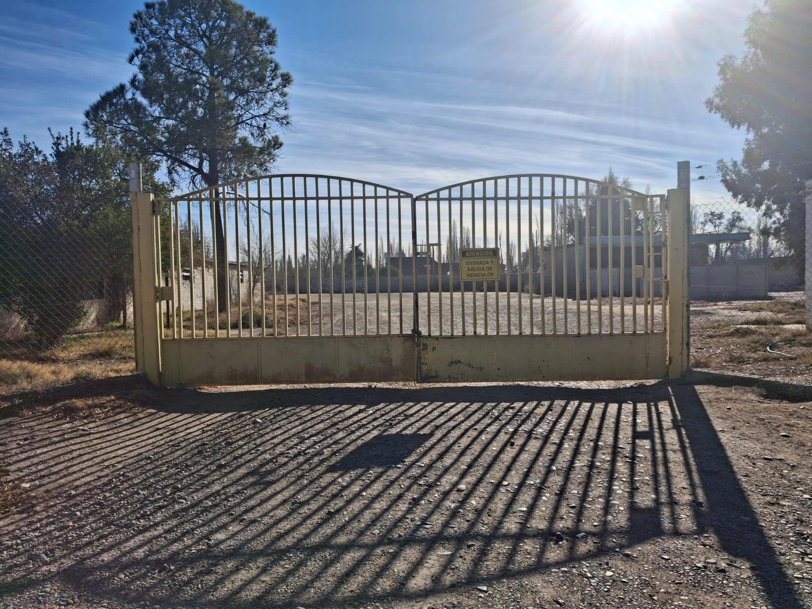 En Venta, Predio de 33000m², Galpón y Casa, Neuquén. - 1