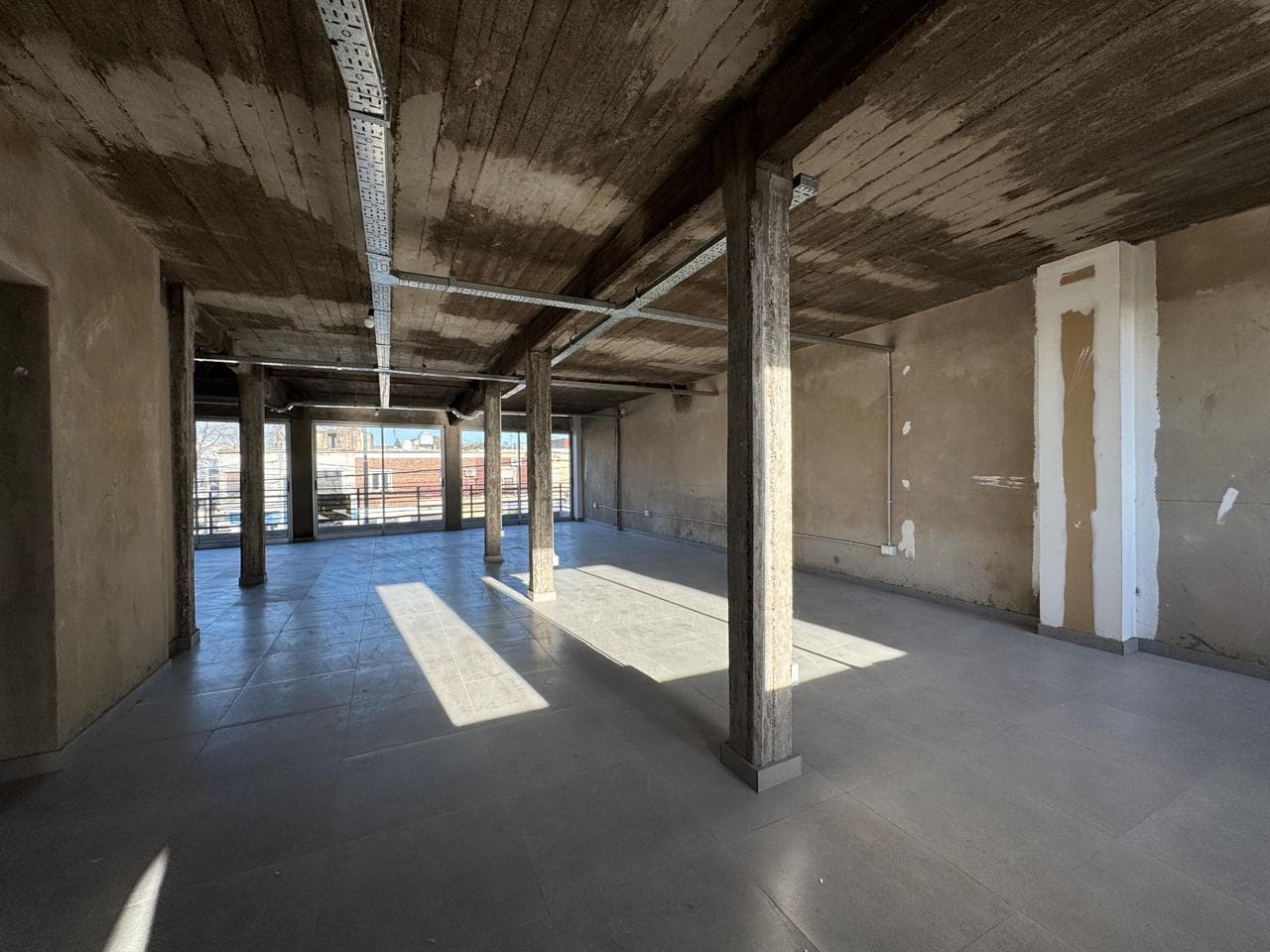 Local con Entrada Para Camiones, con Fondo, Jardín, Ascensor, Patio y Oficinas - 1