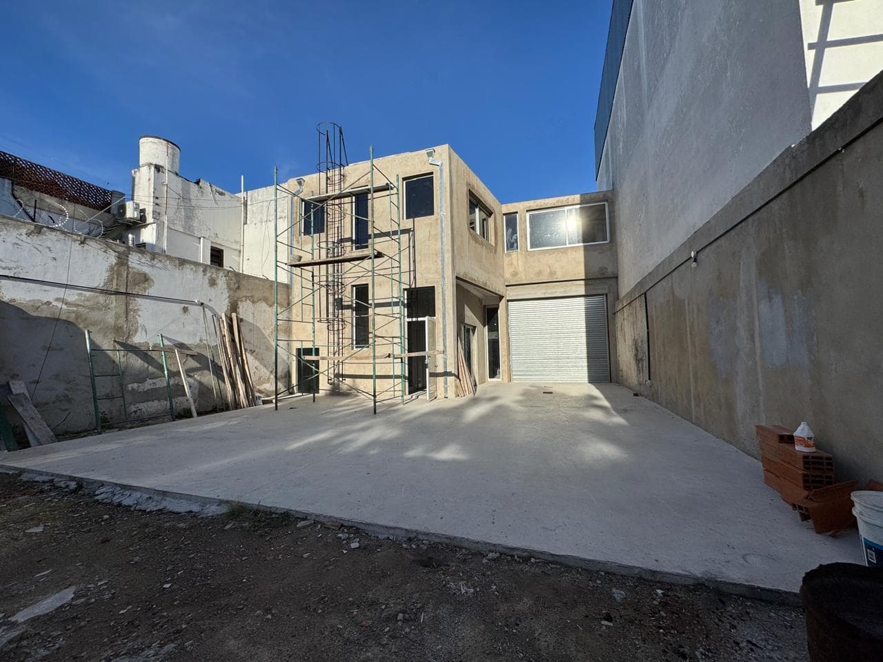 Local con Entrada Para Camiones, con Fondo, Jardín, Ascensor, Patio y Oficinas - 1