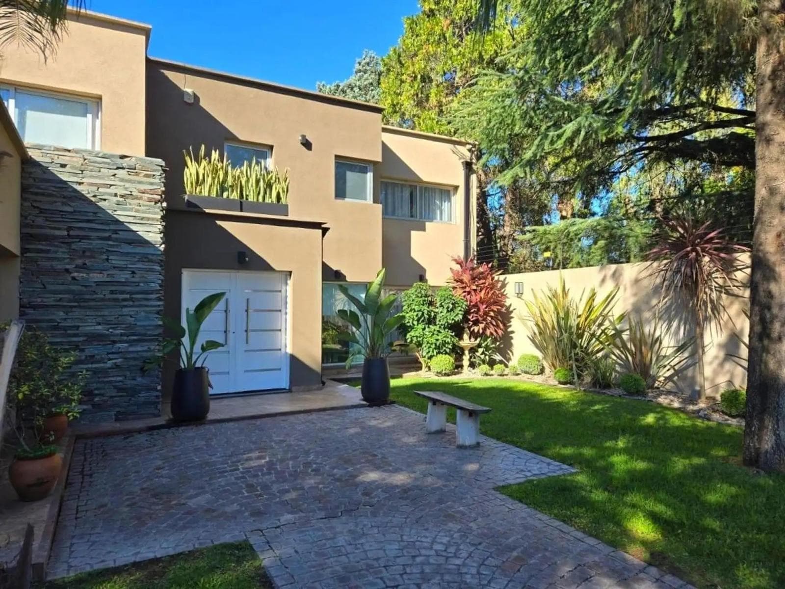 Casa en venta - 4 Dormitorios 2 Baños - Esteban Echeverría - 1