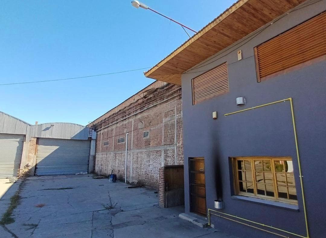 Alquilo galpón con oficinas - SOBRE RUTA 7 - 1