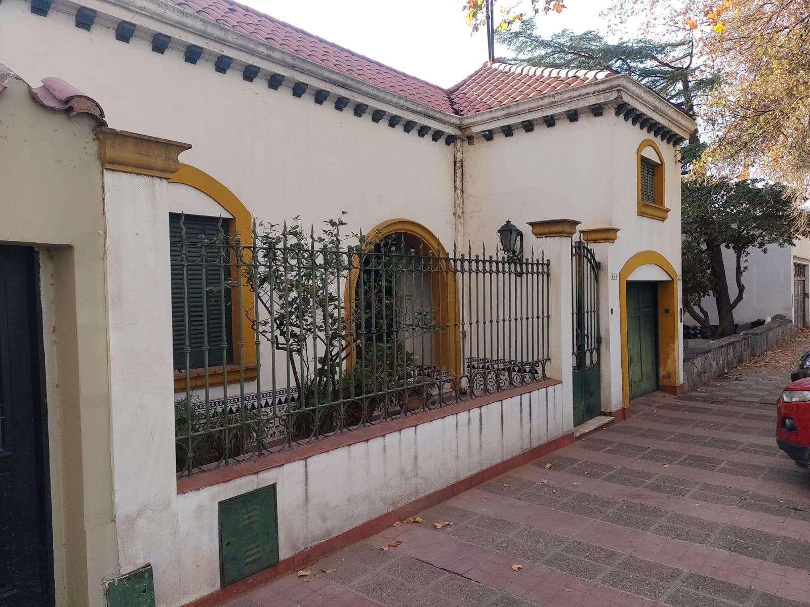 HAUSER vende casa a reciclar o terreno. Excelente ubicación en la Quinta! - 1