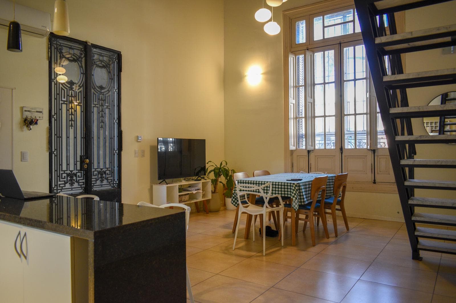 Casa en VENTA - Dos dormitorios y doble cochera - 1