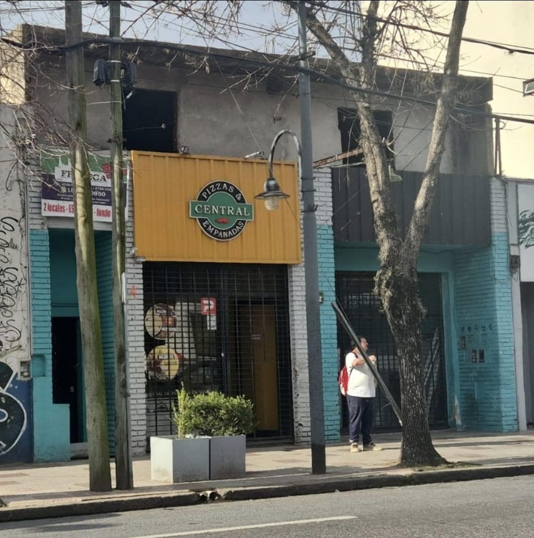 Local comercial sobre Avenida Peron - Centro comercial Victoria - 1