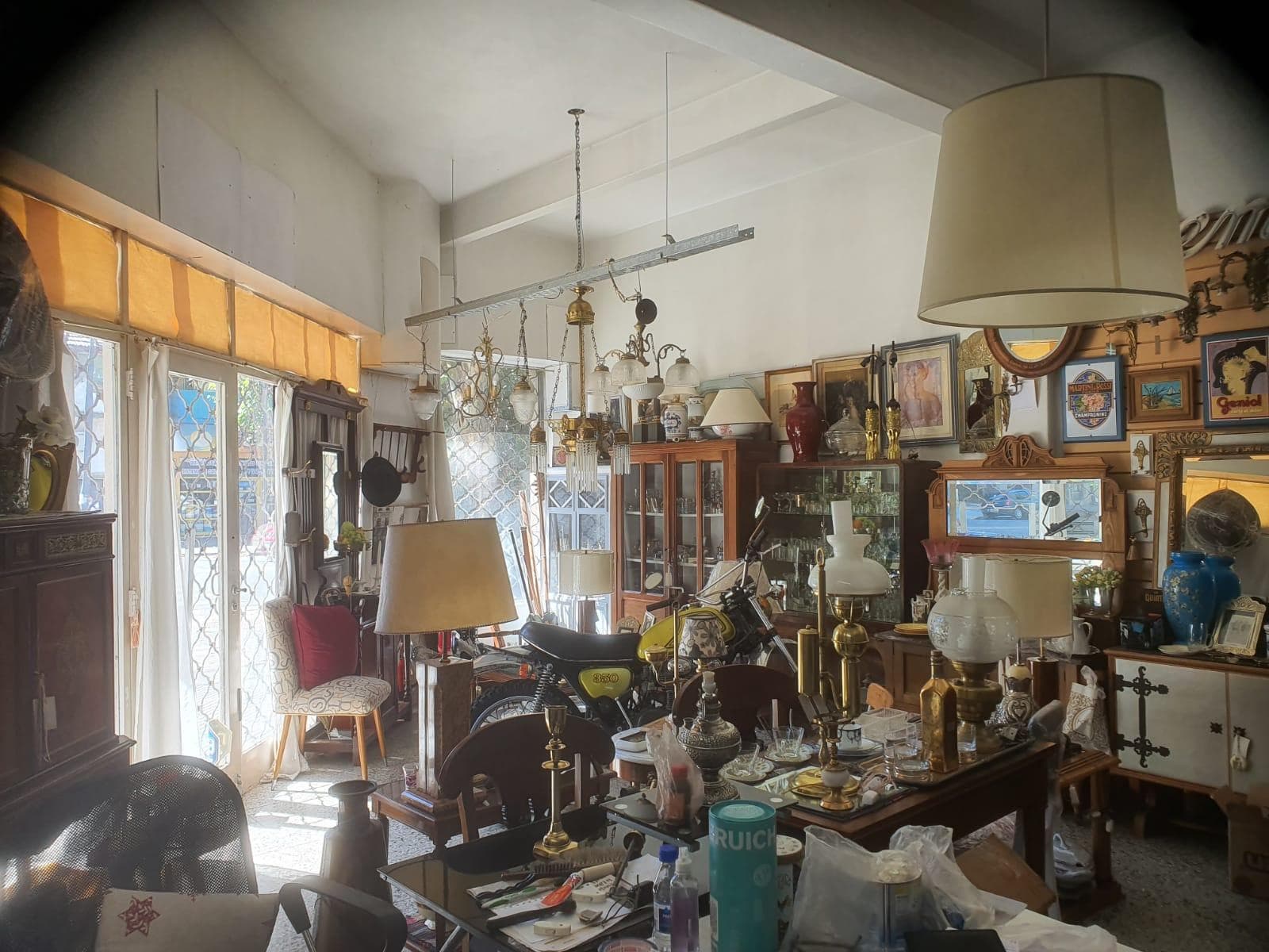 Local con Monoambientes en esquina - 1