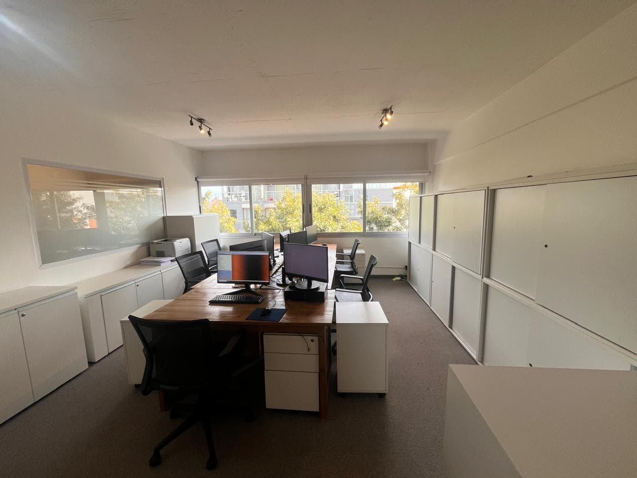 Oficina en venta con renta, 3 ambientes, despachos, 1 toillete, Edificio Polo 1, Pilar - 1