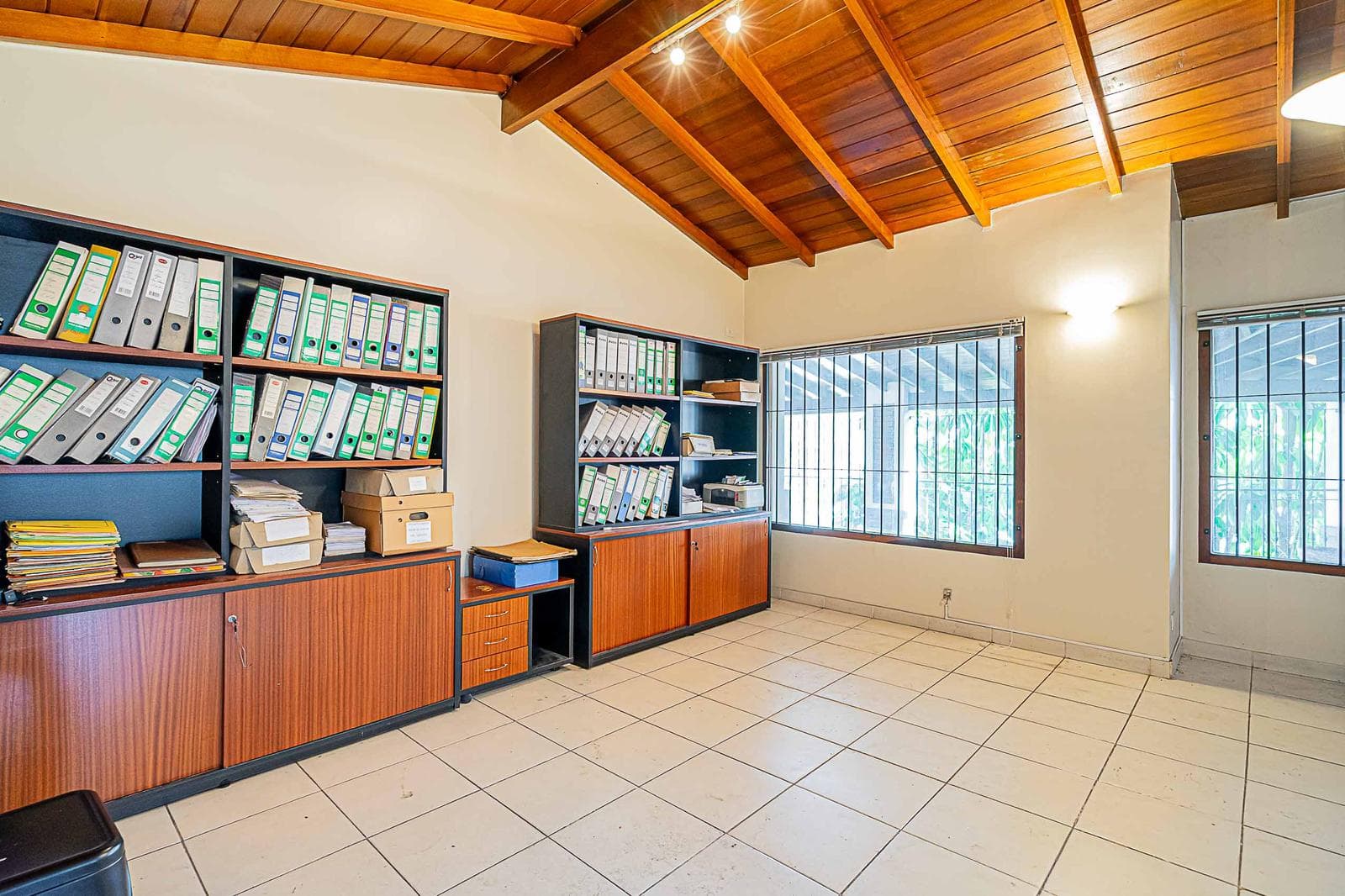 VENTA Oficina Local Galería Comercial Baño Primer Piso Accesos en Boulogne - 1