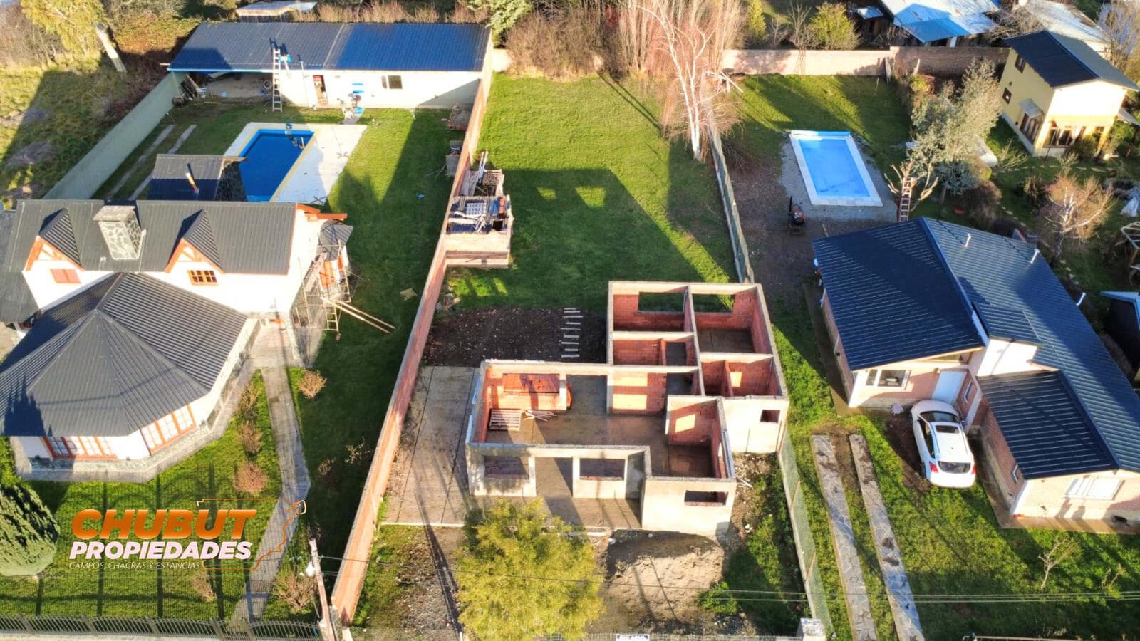 Terreno con obra en desarrollo en El Hoyo - 1