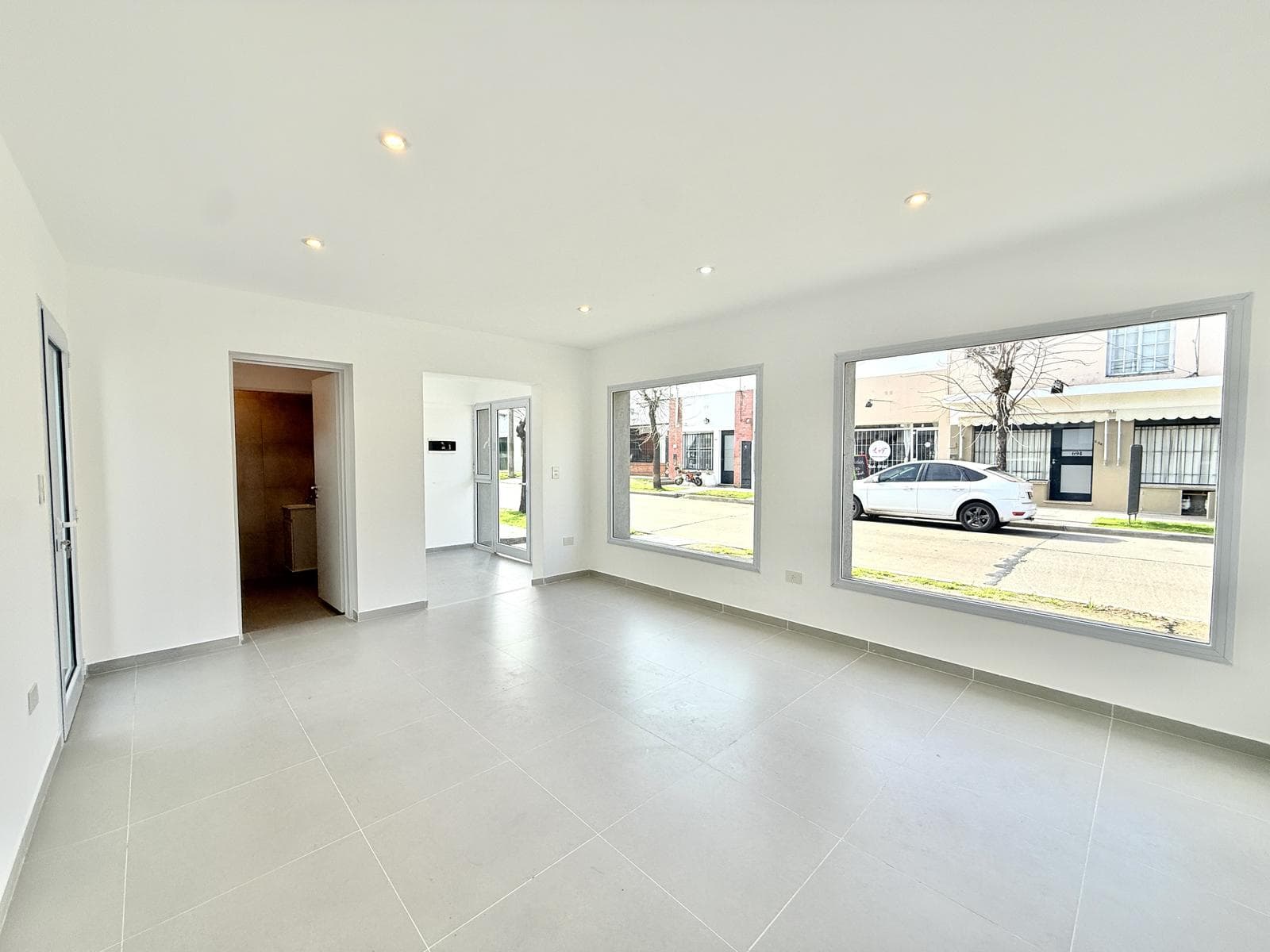 Local a estrenar en venta en lujan centro Rawson esquina almirante brown - 1