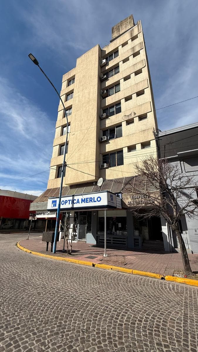 Oficina en alquiler frente la plaza 25 de mayo - 1