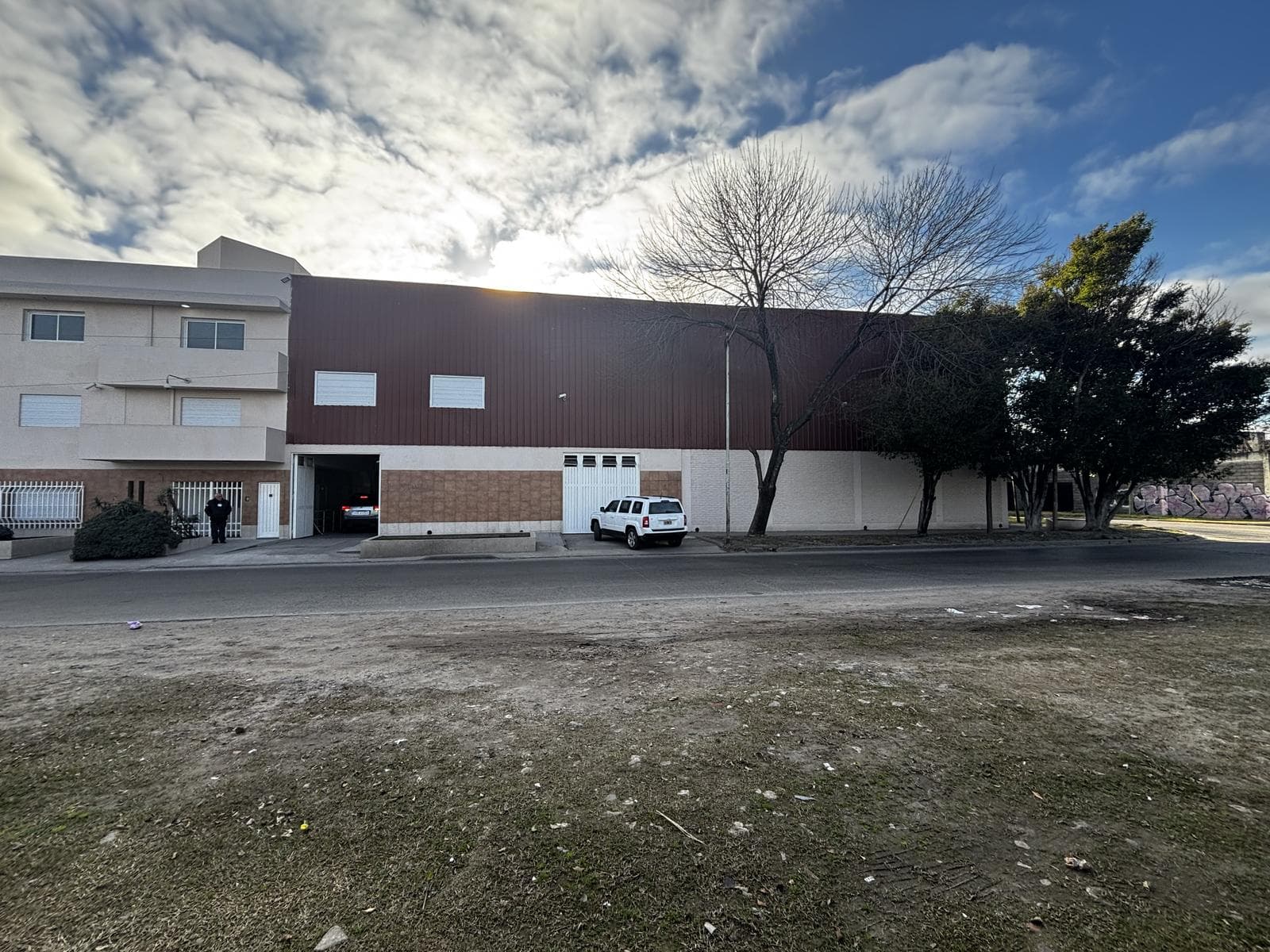 Galpón / Deposito con oficinas 3800 m2 en Banfield Alquiler - Venta - 1