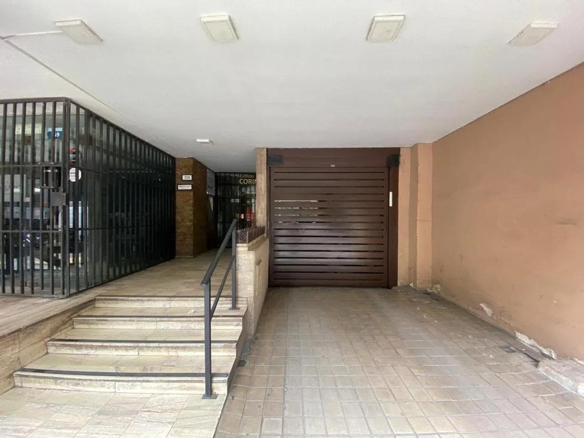 Cochera en Centro con escritura y portón automático - 1